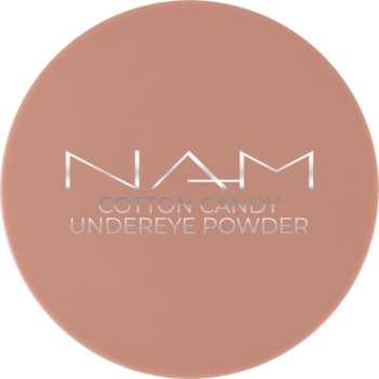 Okrągłe, pudroworóżowe wieczko pudru pod oczy NAM Cotton Candy Undereye Powder z srebrnym napisem, widok z góry.