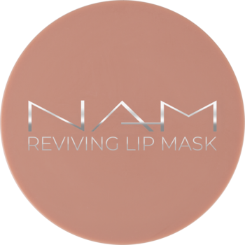 Okrągły, pudroworóżowy słoiczek NAM Reviving Lip Mask z srebrnym logo i napisem, widok z góry.