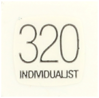 Biała, zaokrąglona naklejka z czarnym tekstem "320" na górze i "INDIVIDUALIST" u dołu.