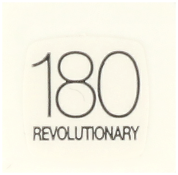Biała naklejka z dużym, obrysowanym numerem 180 i mniejszym napisem REVOLUTIONARY, odcień szminki Maybelline.