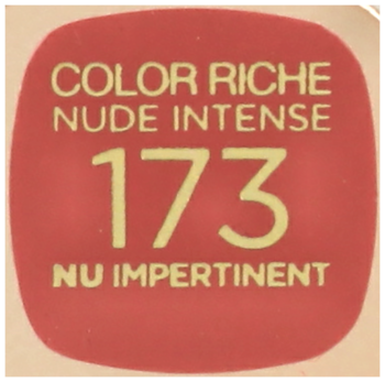 Kwadratowa etykieta szminki L'Oréal Color Riche Nude Intense 173 Nu Impertinent, tło beżowe, tekst na czerwonym prostokącie.