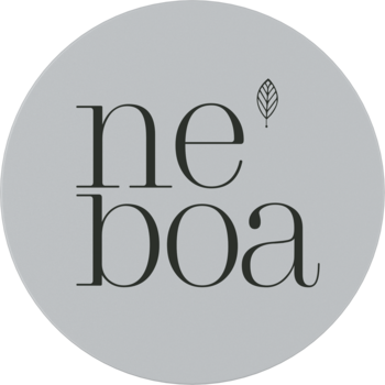 Okrągłe, szare logo marki Neboa z ciemnoszarym napisem 'neboa' i stylizowanym listkiem nad literą 'e'. Widok z przodu.