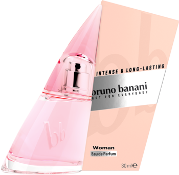 Pochylona, różowa butelka wody perfumowanej bruno banani Woman 30 ml, oparta o beżowo-różowe pudełko.