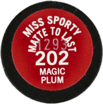 Spód matowej pomadki Miss Sporty Matte to Last, odcień 202 Magic Plum, bordowy z białymi napisami.
