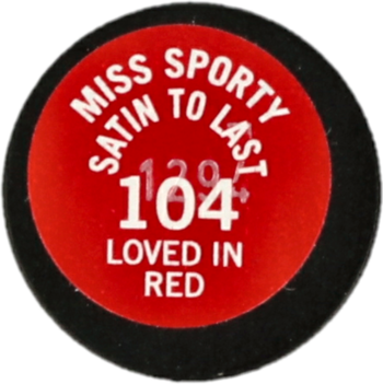 Czerwona nakładka szminki Miss Sporty Satin to Last 104 Loved in Red, z czarną obwódką, widok z góry.