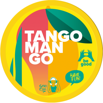 Okrągła etykieta cukrowego peelingu do ciała Mango, z białym napisem TANGO MAN GO na tle owocowych kształtów.