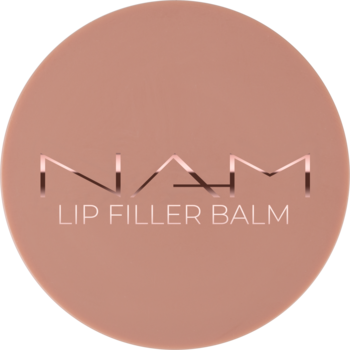 Matowy, beżowy balsam do ust NAM Lip Filler Balm w okrągłym opakowaniu, widok z góry.