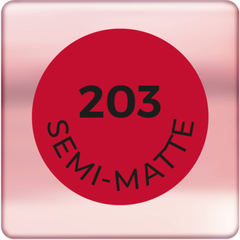 Czerwona etykieta z napisem 203 i SEMI-MATTE, prezentująca odcień pomadki na błyszczącym tle.