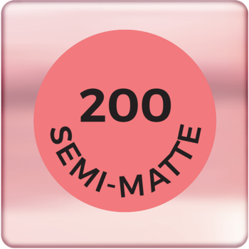 Kwadratowy, różowozłoty detal opakowania pomadki, z okrągłą koralową etykietą "200 SEMI-MATTE".