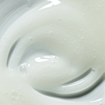Zbliżenie na biały serum-żel pod prysznic Adidas Deep Care, ukazujące nawilżającą, kremową teksturę z falami i bąbelkami.